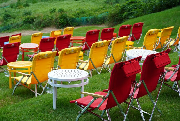 chaises colorées en extérieur